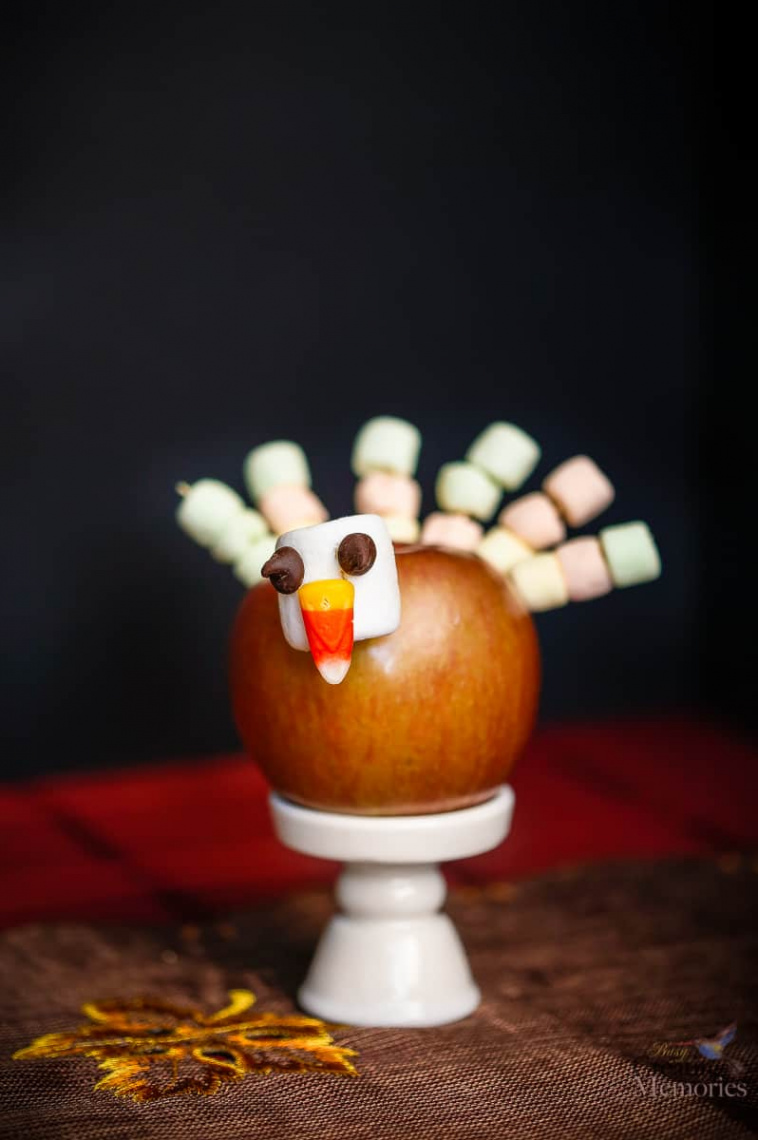 Apple Turkey Edible Thanksgiving Craft that kids love