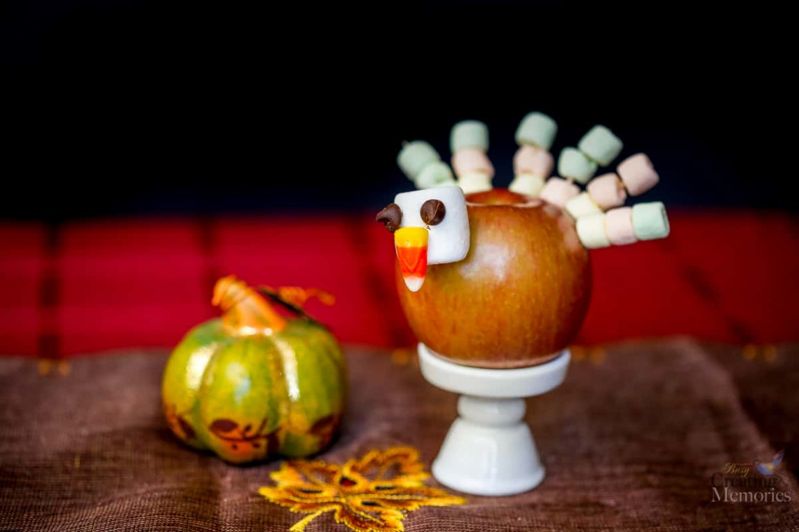 Apple Turkey Edible Thanksgiving Craft that kids love