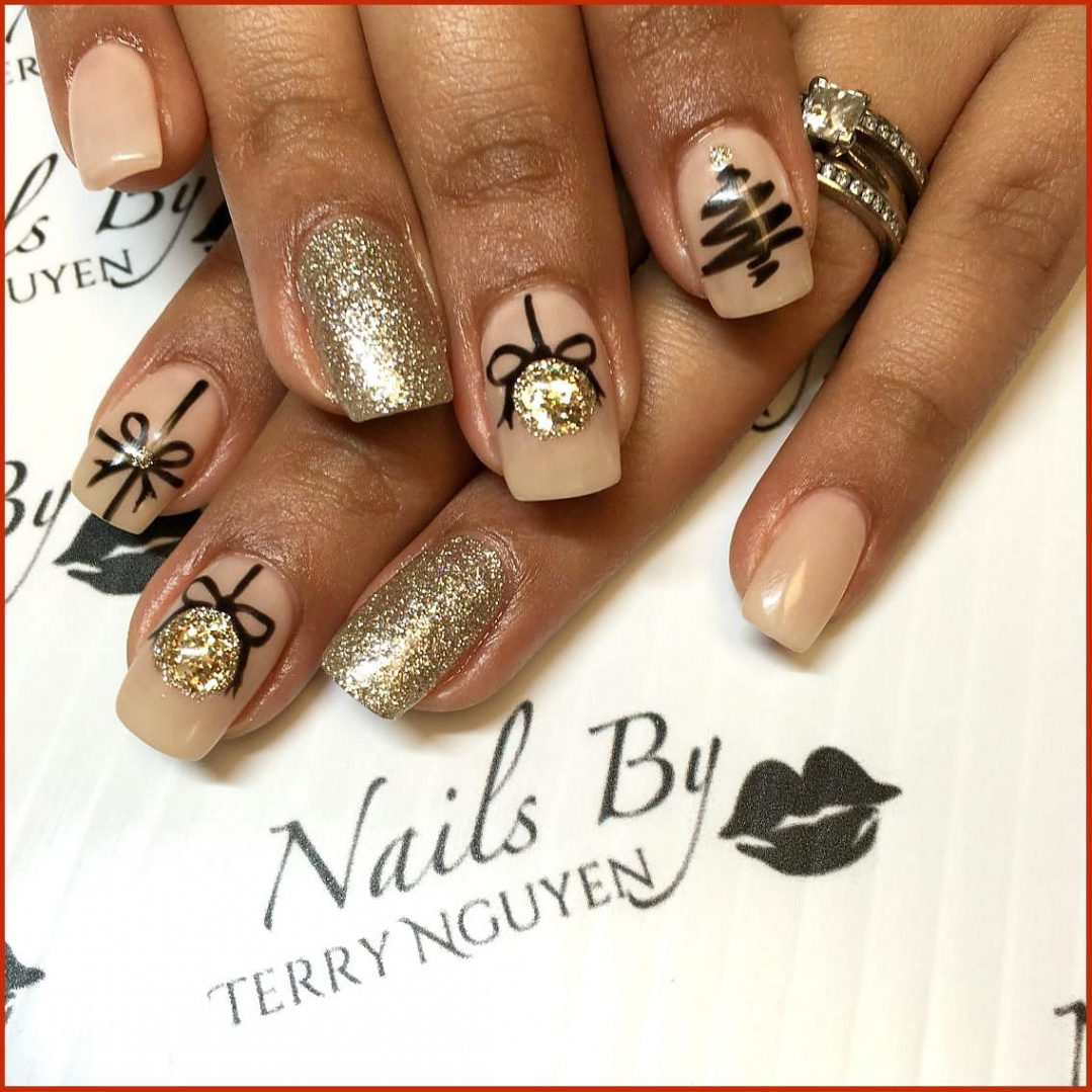 Black and gold Christmas nails  Christmas nails, Gold holiday