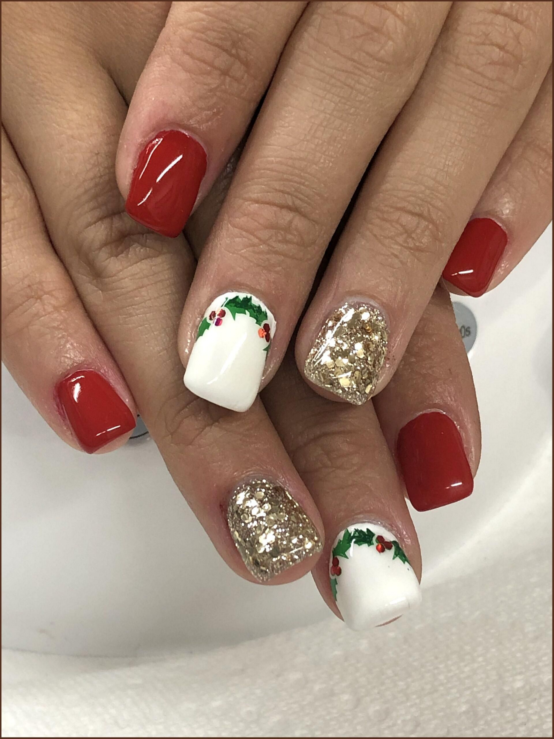 Christmas Holly Red White & Gold Gel Nails  Gold gel nails, Gel