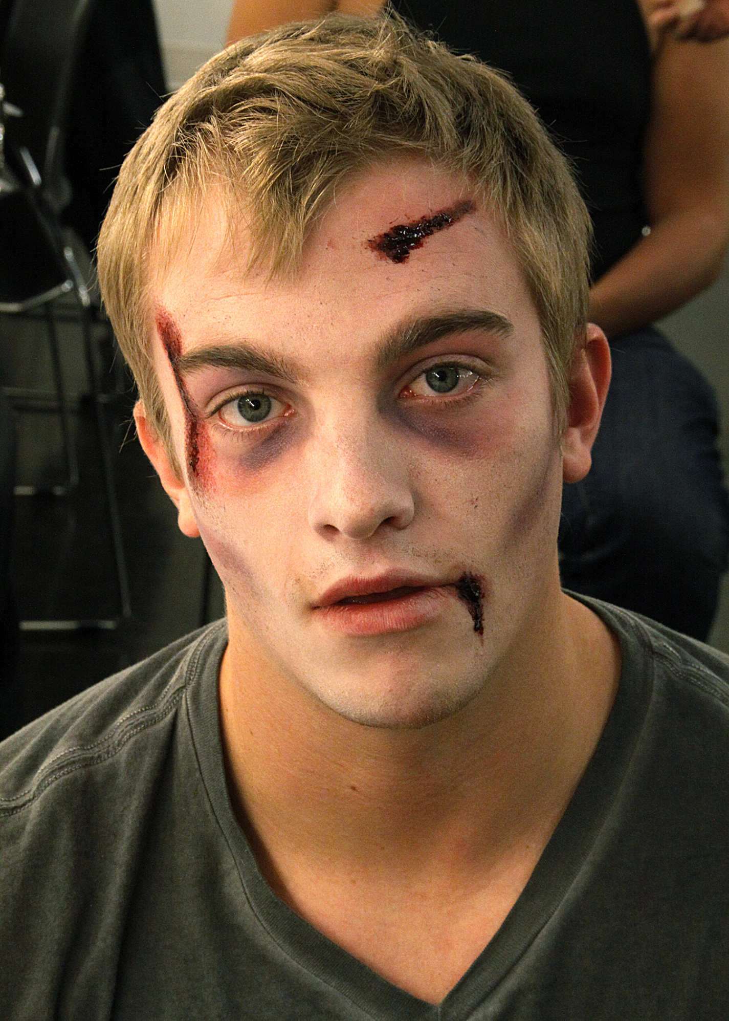 EIU Students Demonstrate How to Put on Zombie Makeup for Halloween