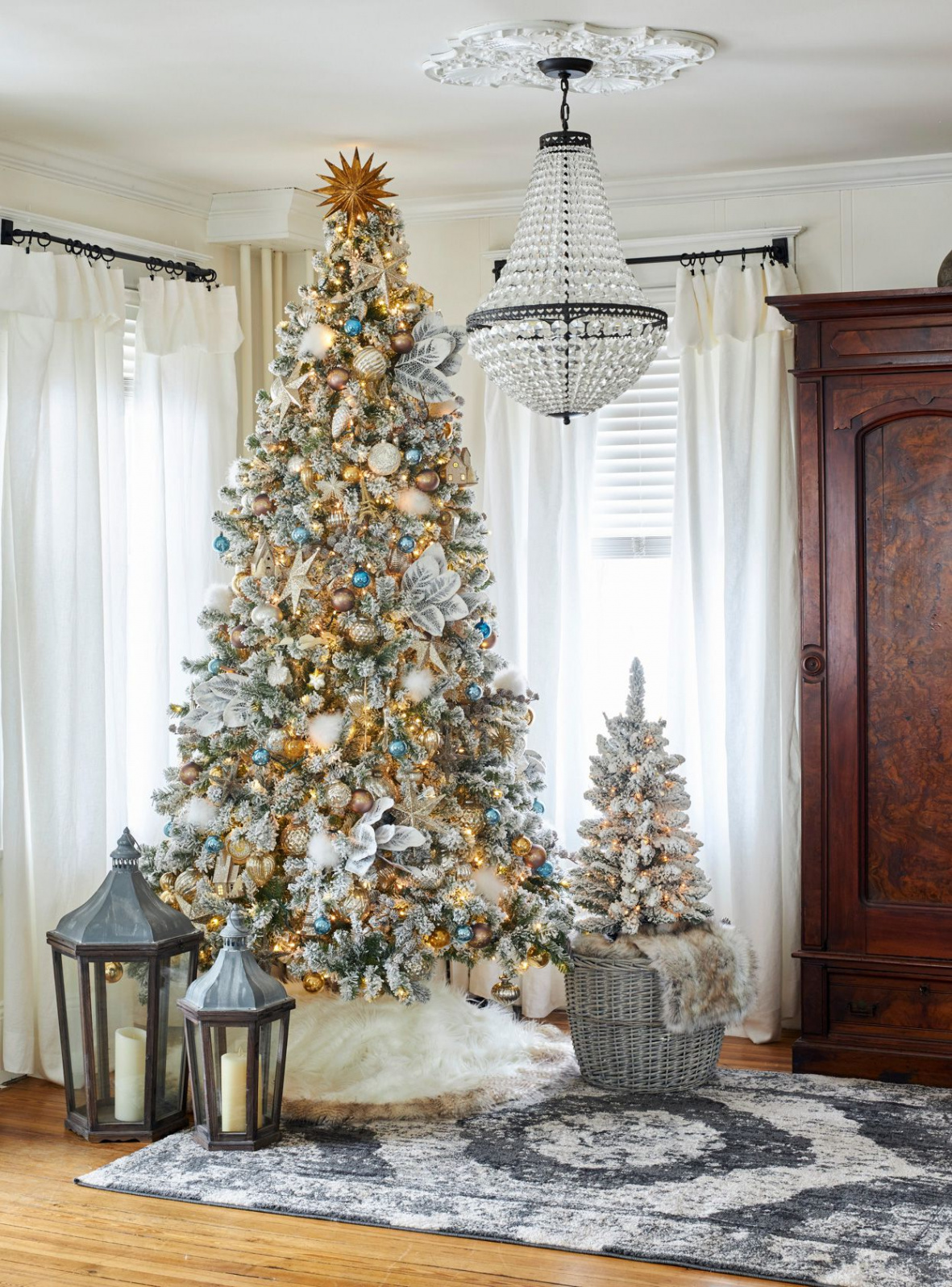 How to Decorate a Flocked Christmas Tree