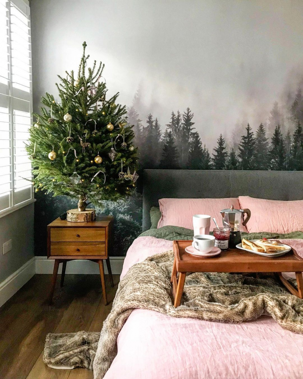 How to Style a Christmas Tree in Your Bedroom