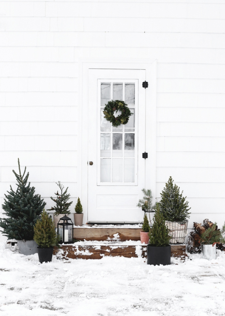 Simple Outdoor Christmas Decor - Minimal Christmas Decor