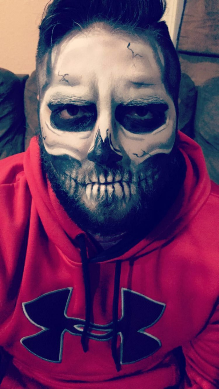 Skeleton makeup on bearded man  Halloween men beard, Halloween