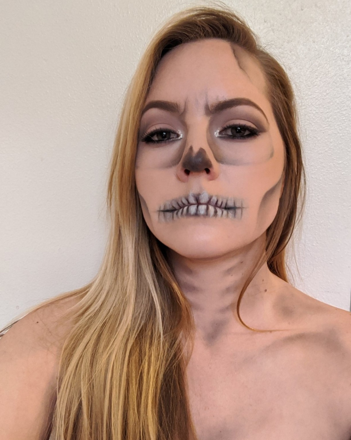 Subtle skeleton makeup using Clairins concealer, the Smokey Naked