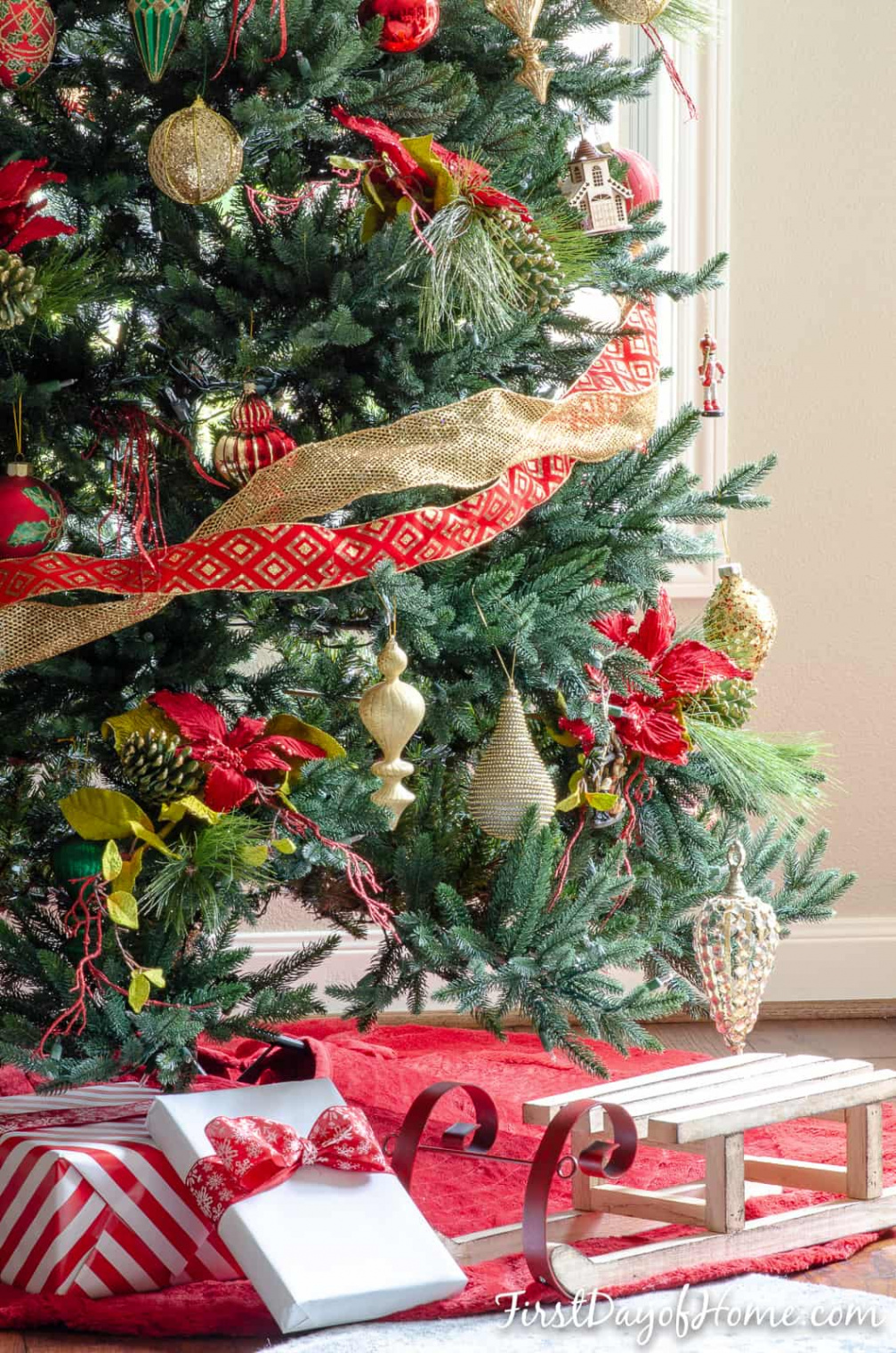 The Best of Red and Gold Christmas Tree Decoration Ideas