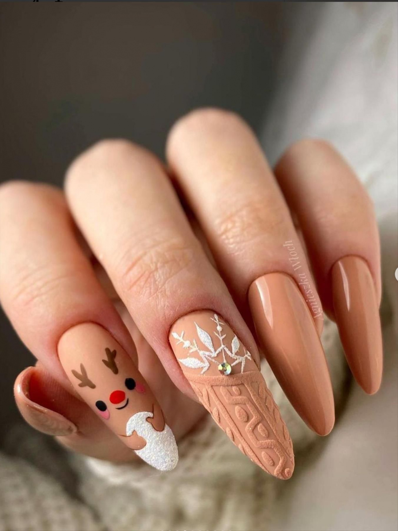 Trendy Winter nails almond-shaped nails to try - Mycozylive