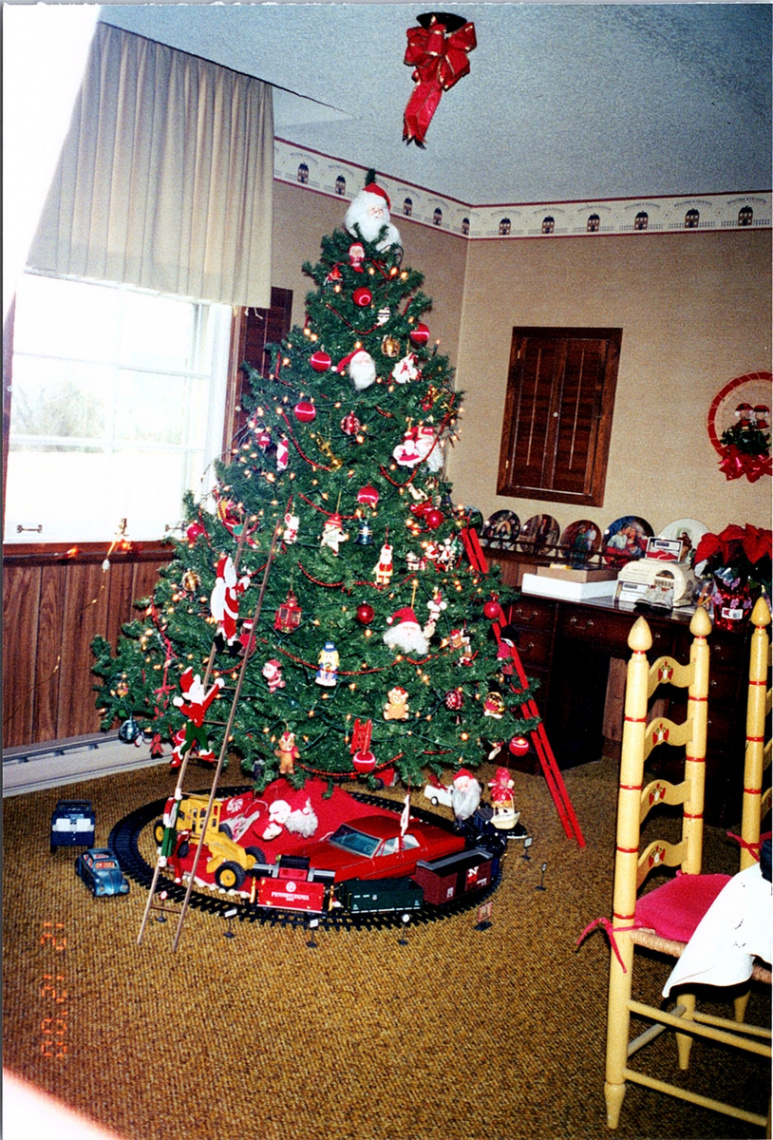 Vintage s Found Photo - Beautiful Christmas Tree With A Cute