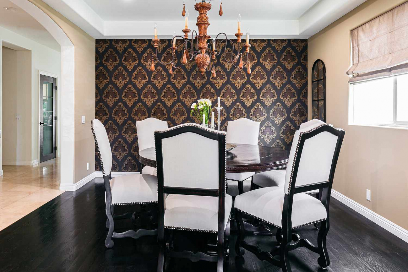 Amazing Dining Rooms With Wallpaper