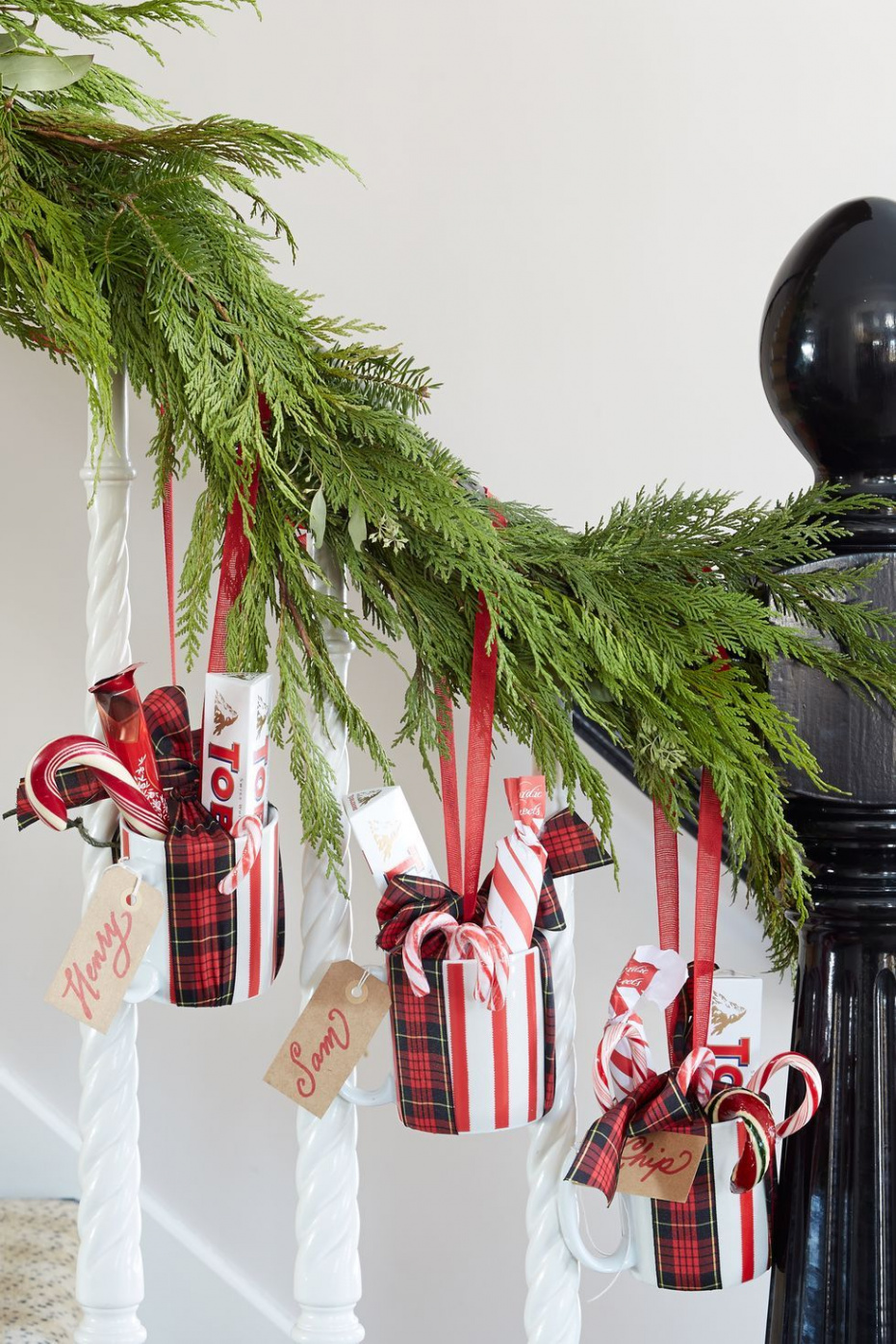 Chic Staircase Christmas Decorations - DIY Holiday Stair Decor