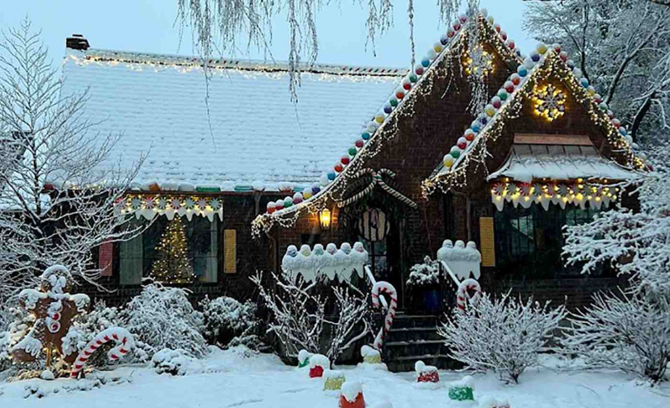 Christmas-Loving Mom Transforms Her Home Into Real-Life