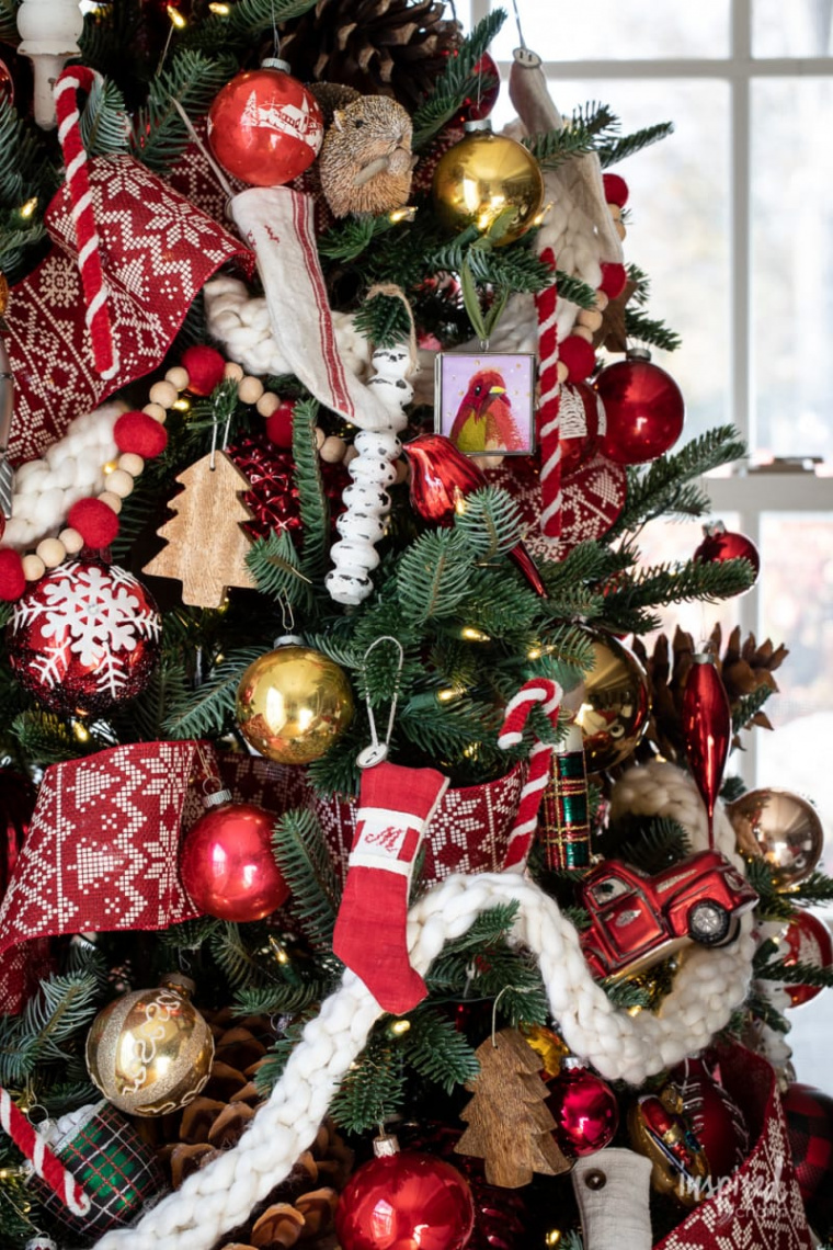 Red and Cozy Christmas Tree Decorating Ideas